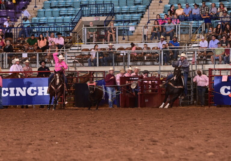 Dustin Egusquiza heading a steer for Levi Lord at the 2024 Texas Circuit Finals.
